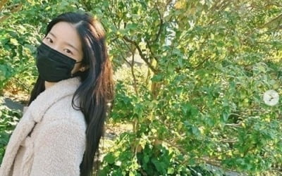 르세라핌 카즈하, '청순美'의 대명사…마스크에도 감출 수 없는 미모