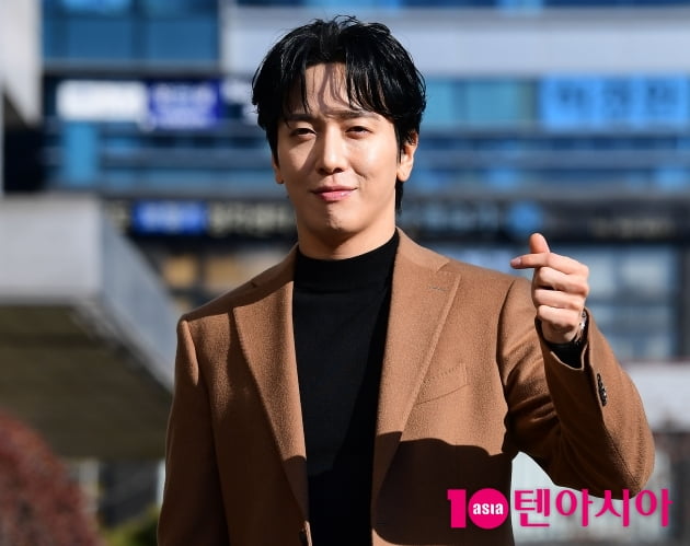 [TEN 포토] 정용화 '심쿵 하트'