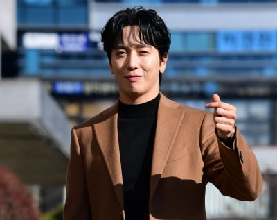 [TEN 포토] 정용화 '심쿵 하트'