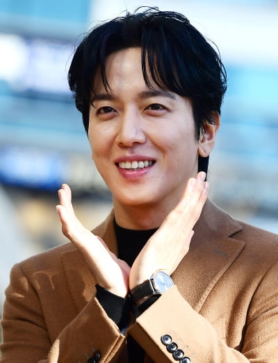 [TEN 포토] 정용화 '수줍은 꽃 한송이'