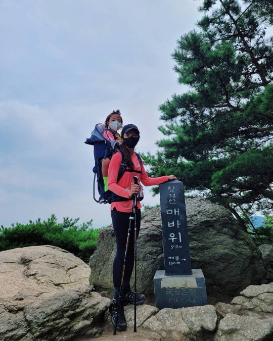 [종합] 이시영, 무모한 도전 지적…'20kg 아들 업고 등산' 안전불감증 