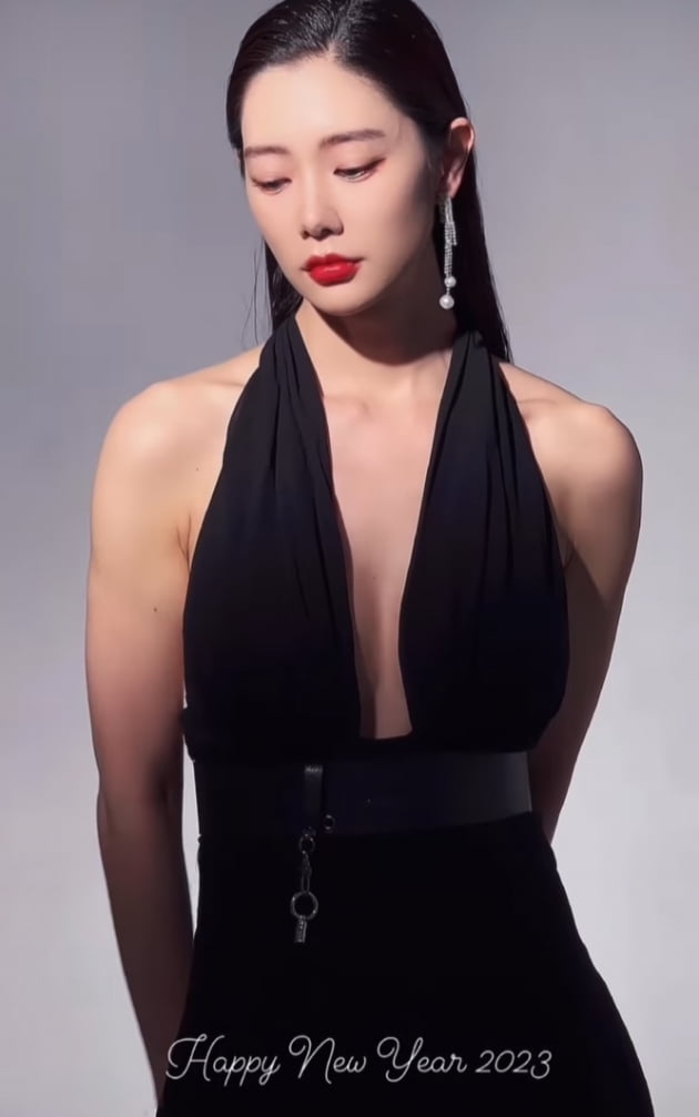 '사업가♥' 클라라, 파격 블랙 드레스 자태…레드 립으로 뽐낸 시크美