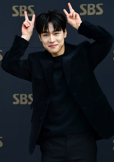 [TEN 포토] 강유석 '토끼해 인사드려요'