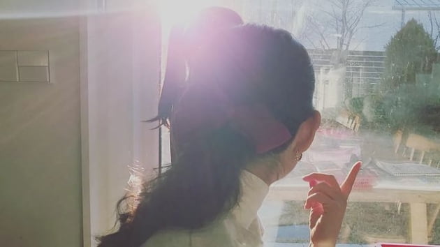 '윤상현♥' 메이비, 둘째 딸이 찍어준 감성 사진…"인스타 갬성 나온이가 낫네"