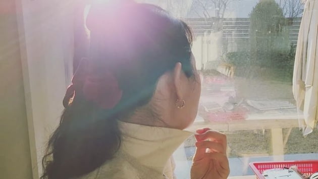 '윤상현♥' 메이비, 둘째 딸이 찍어준 감성 사진…"인스타 갬성 나온이가 낫네"