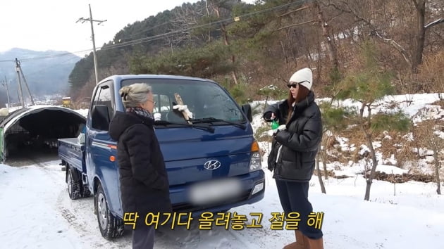 '41세' 한혜진, 비닐 눈썰매 몰래 타다가 "엄마가 보면 혼나" 뜨끔