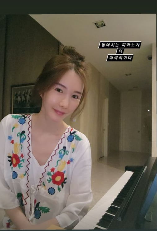 '태국재벌♥' 신주아, 럭셔리 집에서 피아노 치며 힐링중...밤이 더 매력적