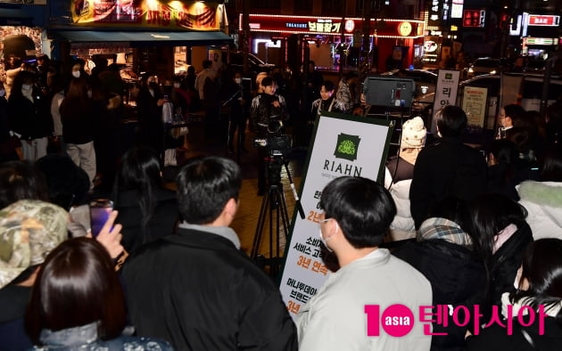 [TEN 포토] 크러핀 '홍대 버스킹 어마어마한 인파'