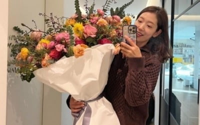 박신혜, 대형 꽃다발 들고 한 컷…초보맘의 빛나는 비주얼