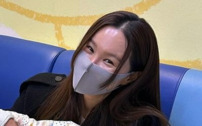 '정성호♥' 경맑음, 다섯째와 첫 외출…콧바람 쐰 다둥이맘