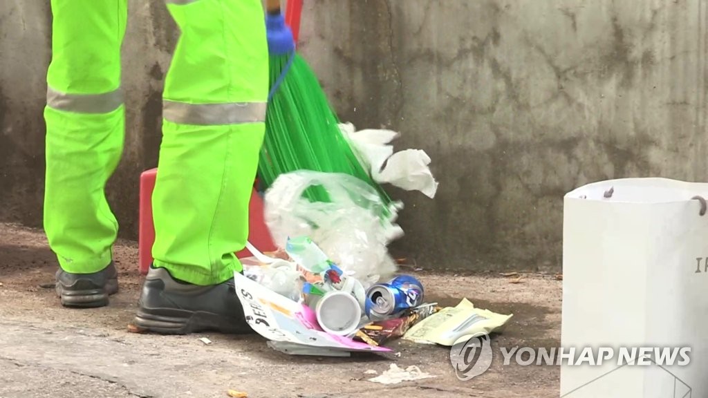 무단폐기물 수거 3만원 받은 환경미화원…해고에 실업급여 박탈