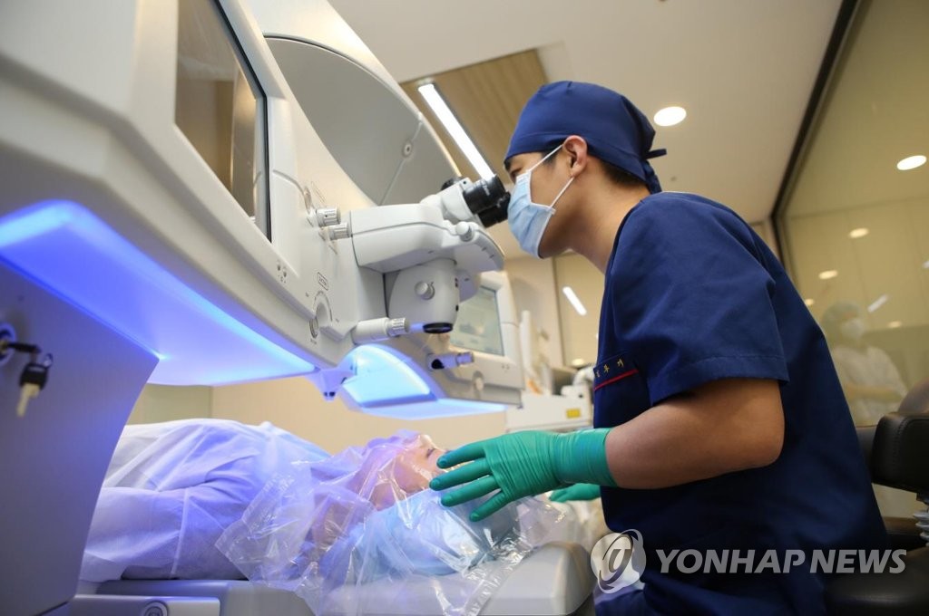 [위클리 건강] 연휴·방학에 시력교정술 할까…"꼼꼼한 장단점 체크부터"