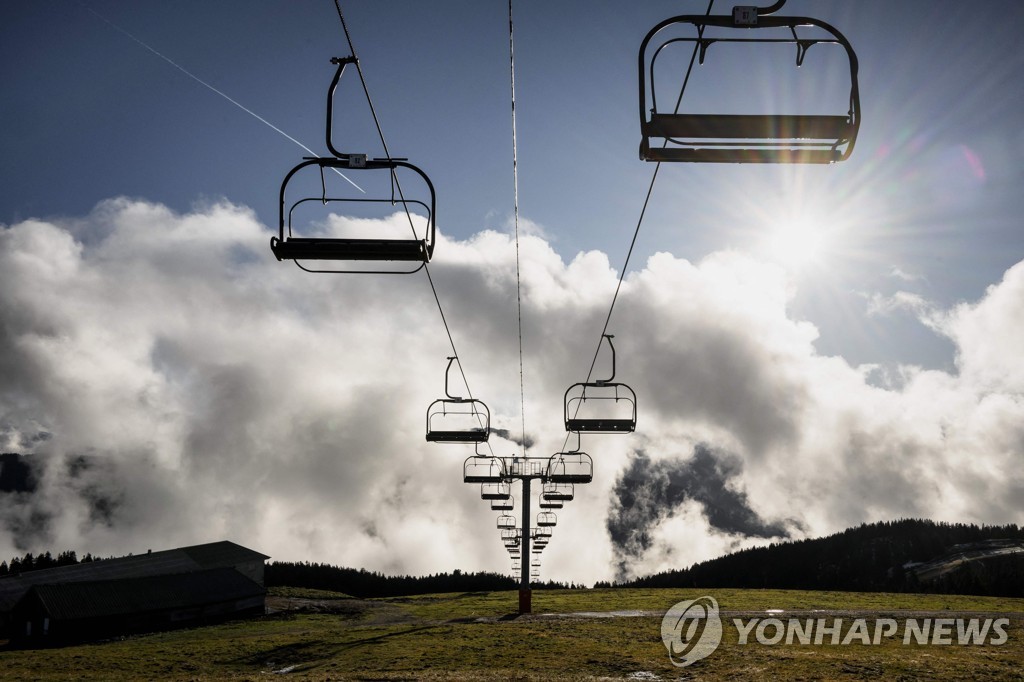 '눈이 모두 녹아내렸다'…따뜻한 날씨에 문 닫는 프랑스 스키장