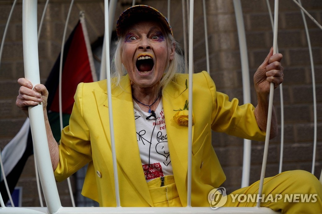 어산지 "친구 웨스트우드 장례식 참석해야"…특별외출 요청