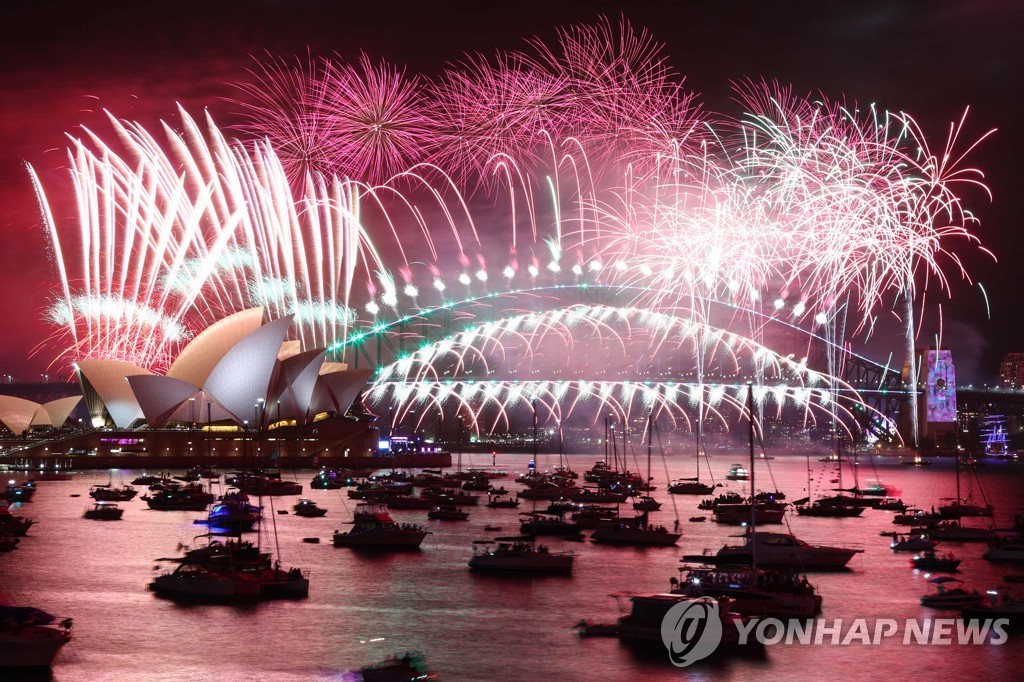 화려한 불꽃놀이·전쟁통 참호결의…지구촌 '극과극' 새해맞이(종합)