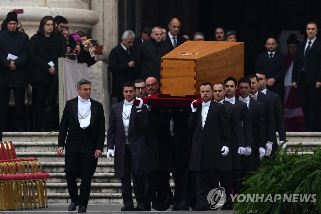 '전 교황' 베네딕토 16세 장례 미사 시작…현 교황이 주례