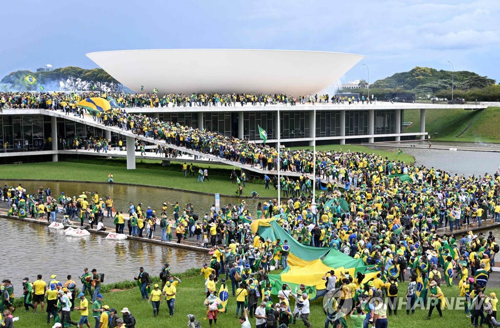 '브라질판 1·6사태'…전임 대통령 지지자들, 브라질 의회 난입