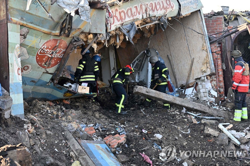 러, 우크라 동부 마을 시장 미사일 공습…2명 사망·4명 부상