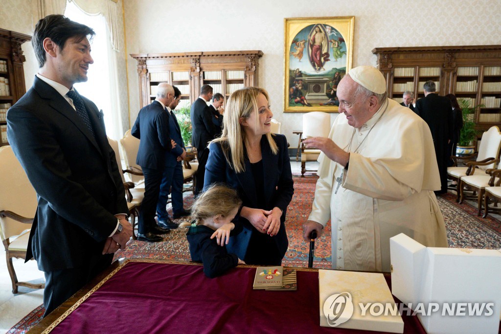 멜로니 伊총리, 가족과 함께 프란치스코 교황 첫 예방