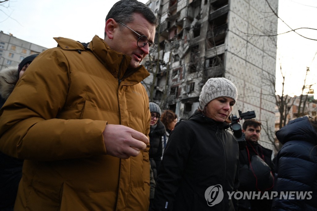 독일 외무, 하르키우 깜짝방문 "우크라 EU 가입 지원"(종합)