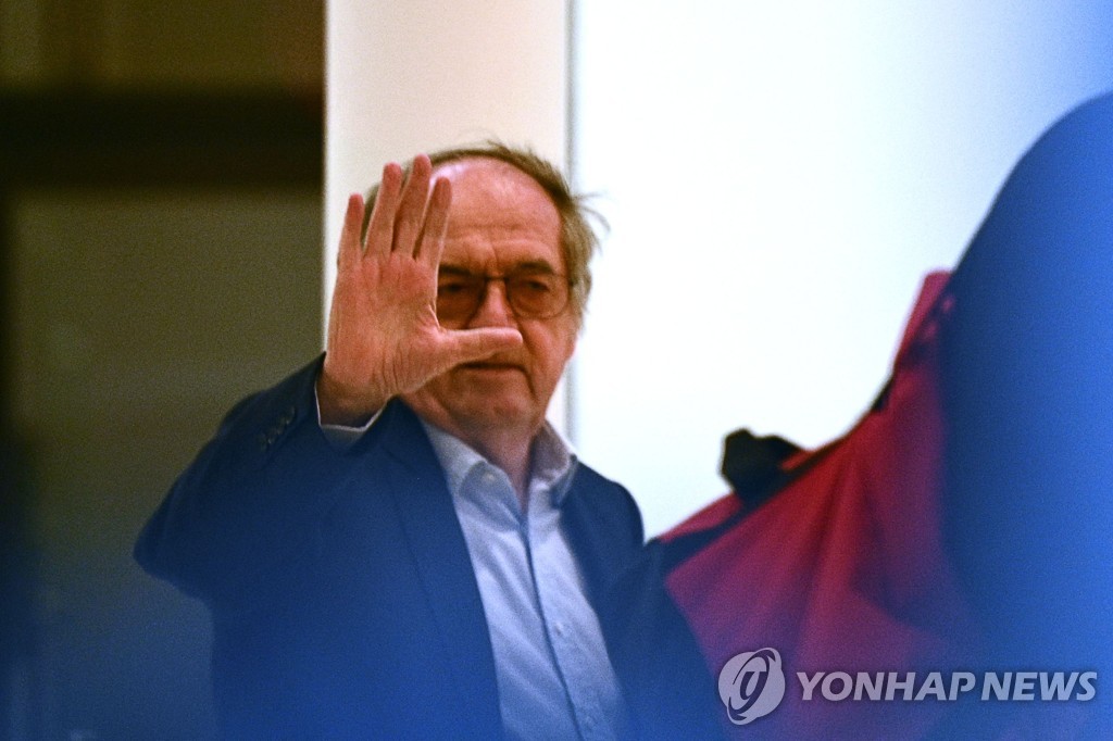 지단 무시 발언에 성추행 의혹까지…프랑스 축구협회장 사임