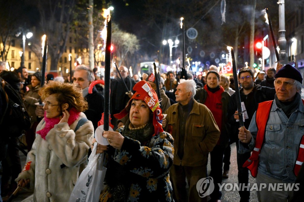 프랑스 전역 연금개혁 저지 파업…마크롱은 스페인 방문(종합)