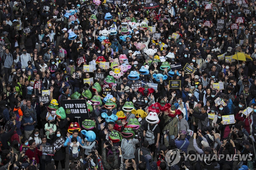 美, 홍콩인 강제추방 기한 연장…"中, 인권·자유 훼손"