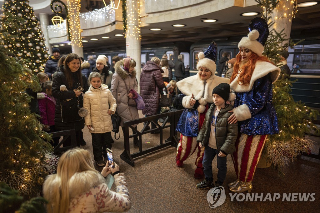 화려한 불꽃놀이·전쟁통 참호결의…지구촌 '극과극' 새해맞이(종합)