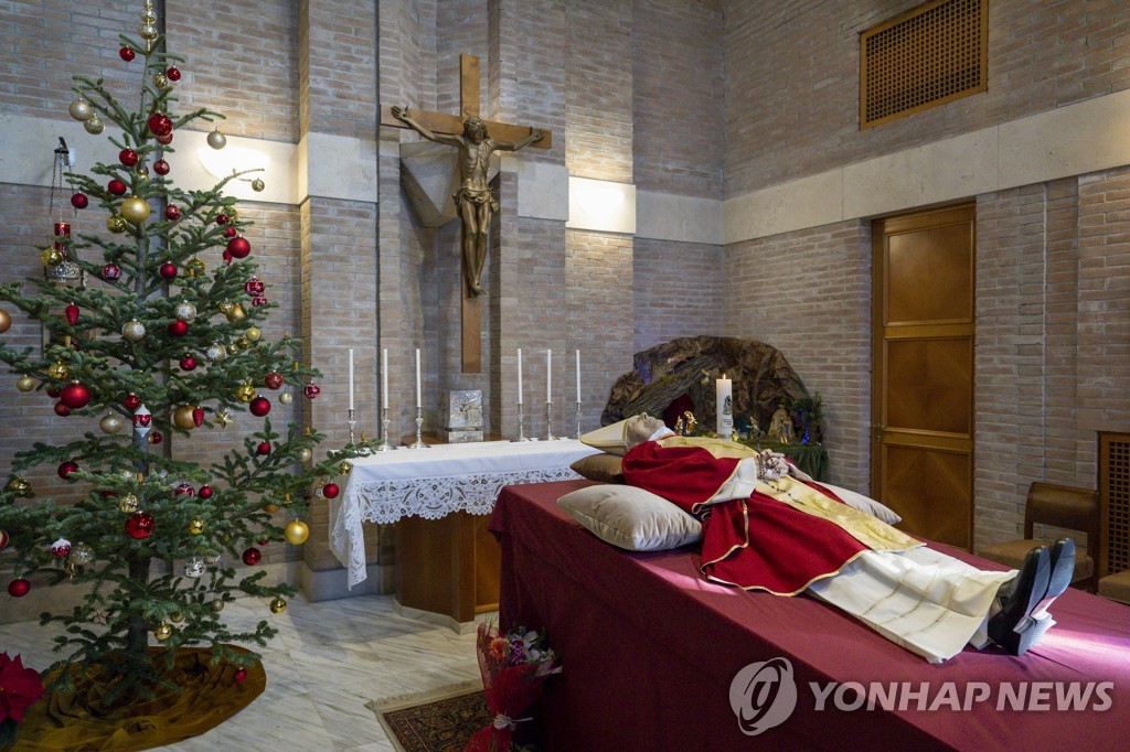 교황 제의 입은 베네딕토 16세 사진 공개…팔리움은 없어