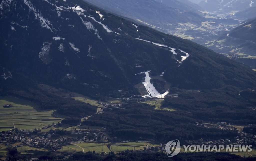 멈춰진 스키 리프트, 알프스의 겨울…"이것이 다가올 미래"