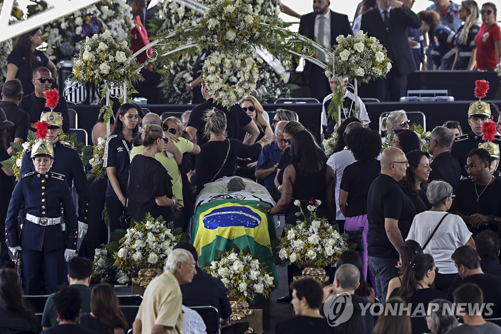 [르포]    Uma procissão sem fim para homenagear Pelé..."Ele é jogador de futebol e brasileiro"