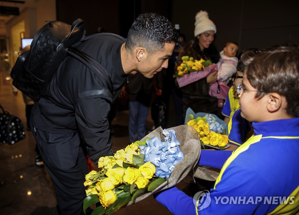 알나스르와 계약한 호날두, 사우디 입성…4일 입단식