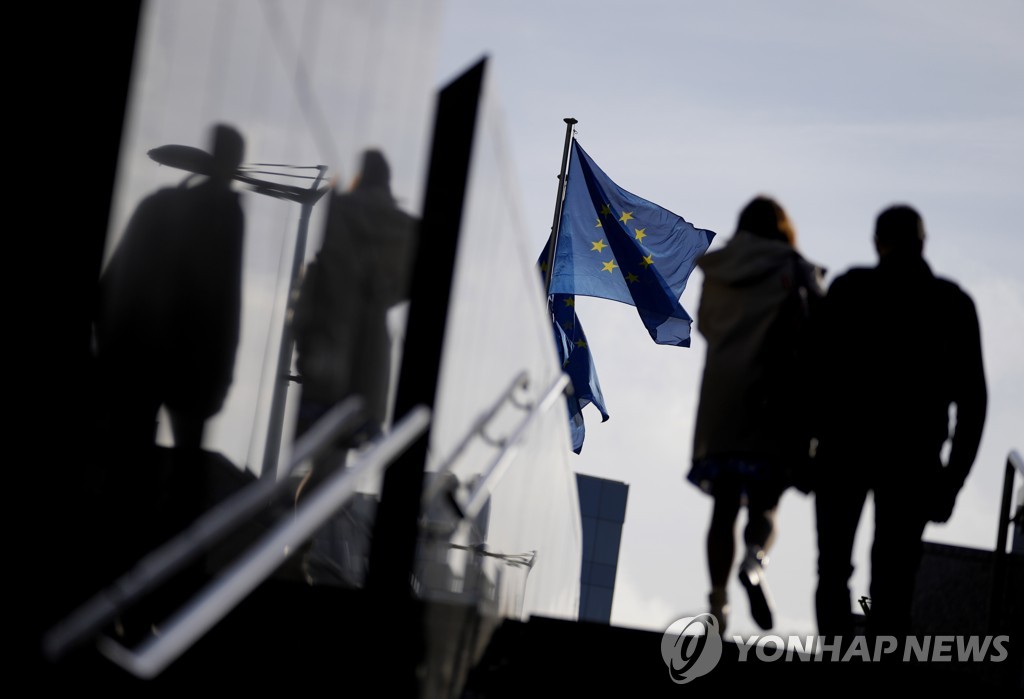 EU, 27개 회원국에 중국발 입국자 대상 사전검사 '강력 권장'