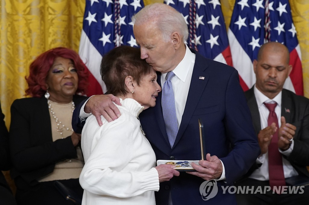 바이든 "역사의 변곡점…모든 세대, 민주주의 배우고 방어해야"