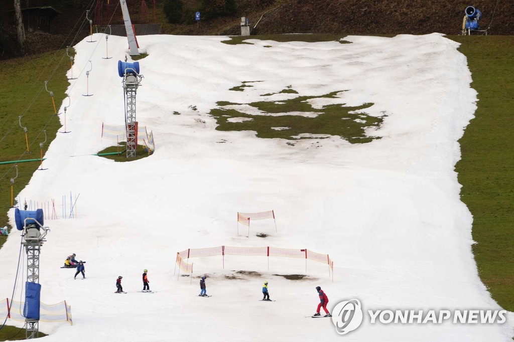 멈춰진 스키 리프트, 알프스의 겨울…"이것이 다가올 미래"