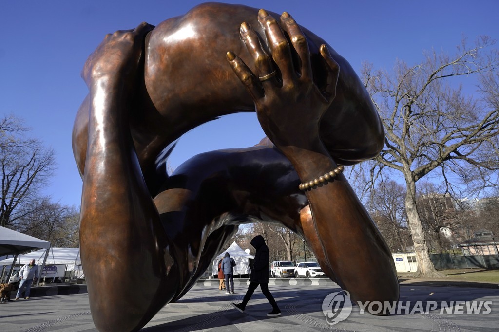 약간 난해했나…'외설 논란' 부른 마틴 루서 킹 부부 조형물