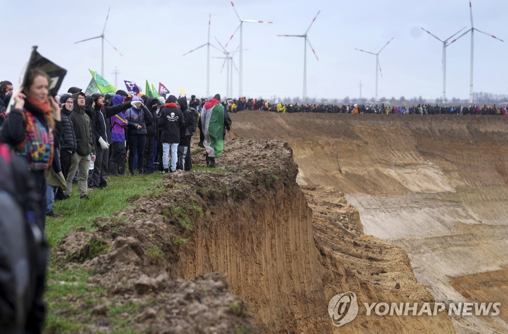 獨탄광촌 철거반대 시위 합류한 툰베리 "독일, 화석연료와 타협"