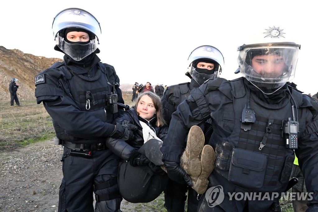 독일 경찰 툰베리 등 탄광촌 뤼체라트 철거 반대 시위자 구금