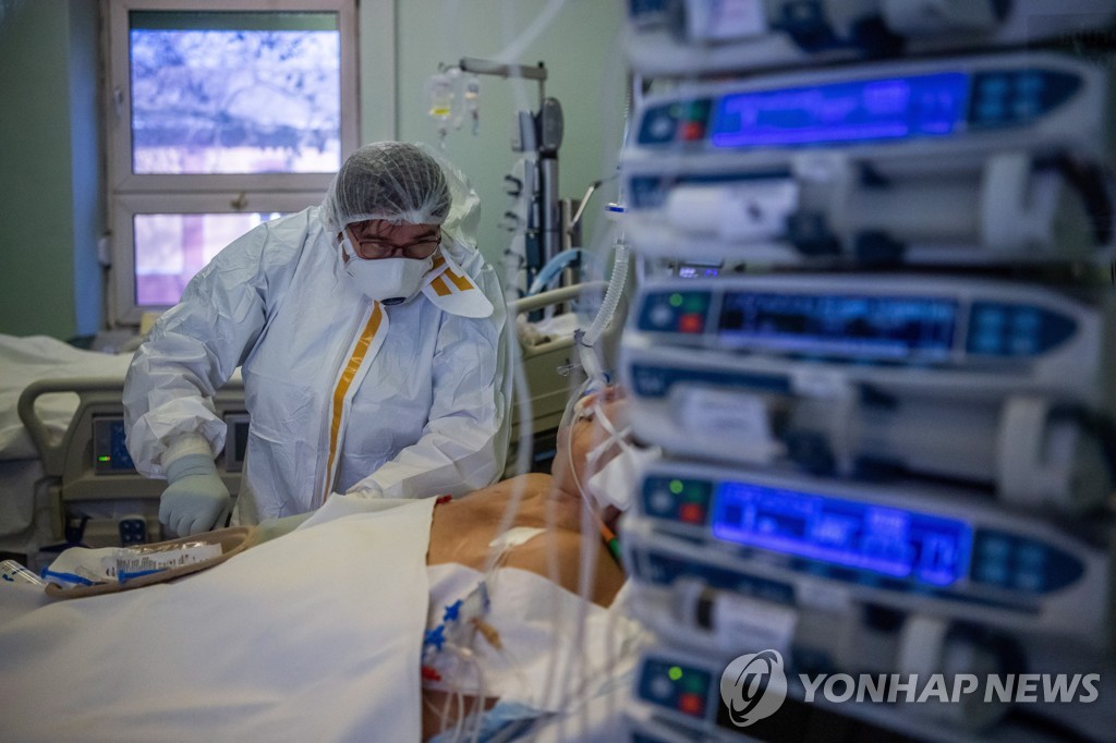 선진국 의료체계 붕괴 직전…"지금은 심장마비 걸리지 마세요"