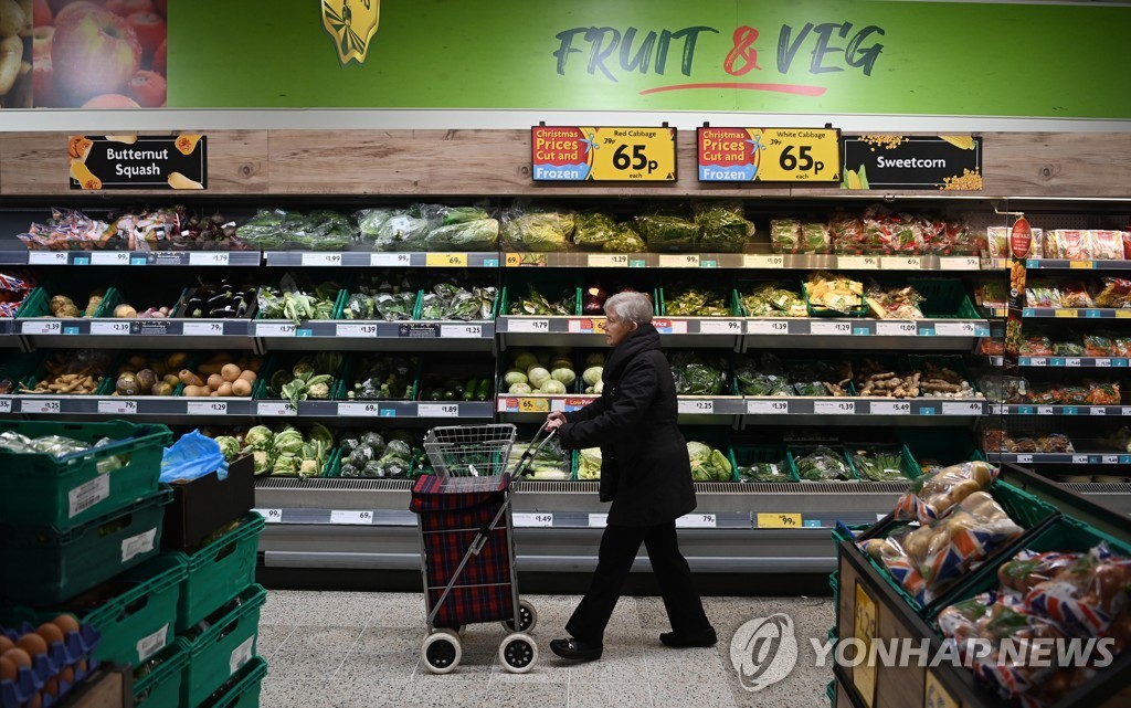 영국 지난달 물가상승률 10.5%…휘발윳값 내리며 두달째 하락