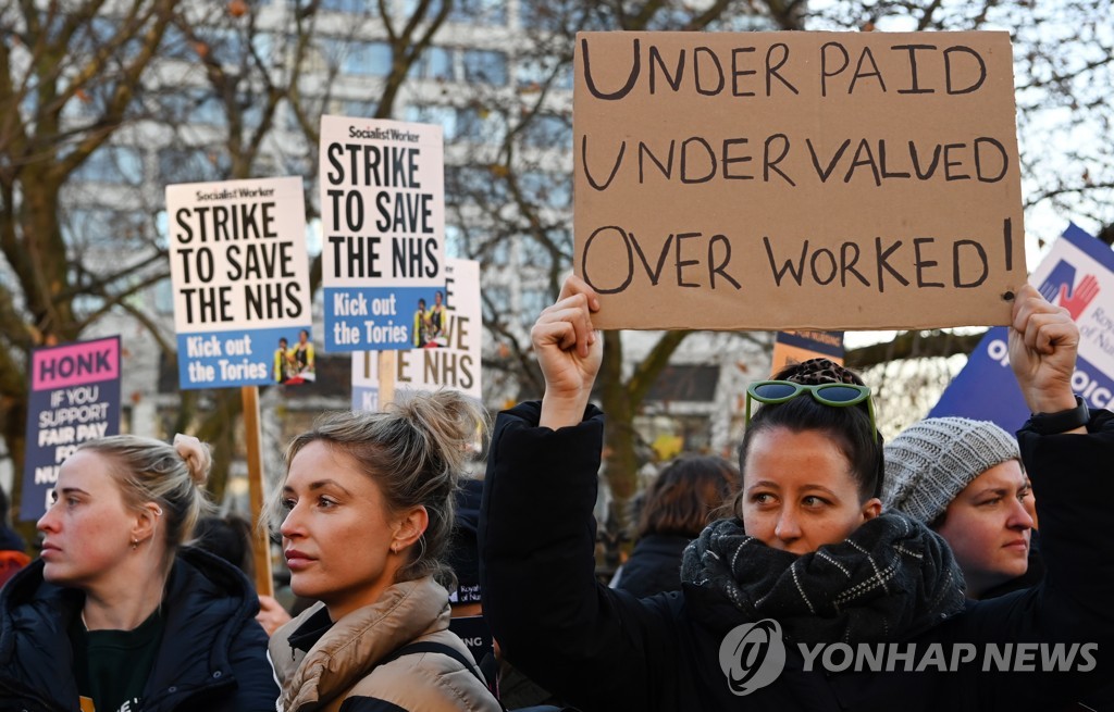 '간호사 응원해요'…영국 보건의료 파업에 시민들 지지 굳건