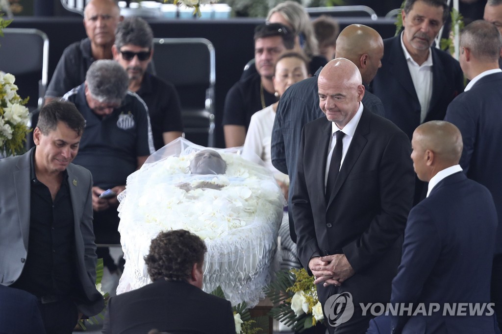 FIFA 회장 '축구황제' 장례식서 "각국에 펠레 이름 딴 경기장을"