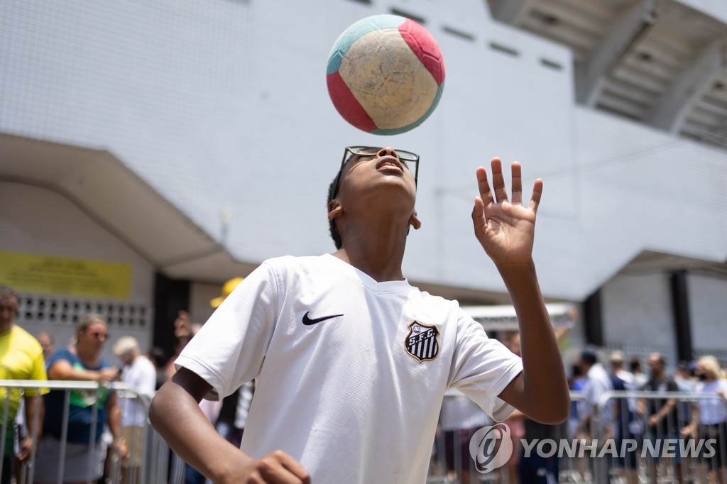 [르포] 끝없이 이어진 펠레 조문 행렬…"그가 곧 축구이자 브라질"