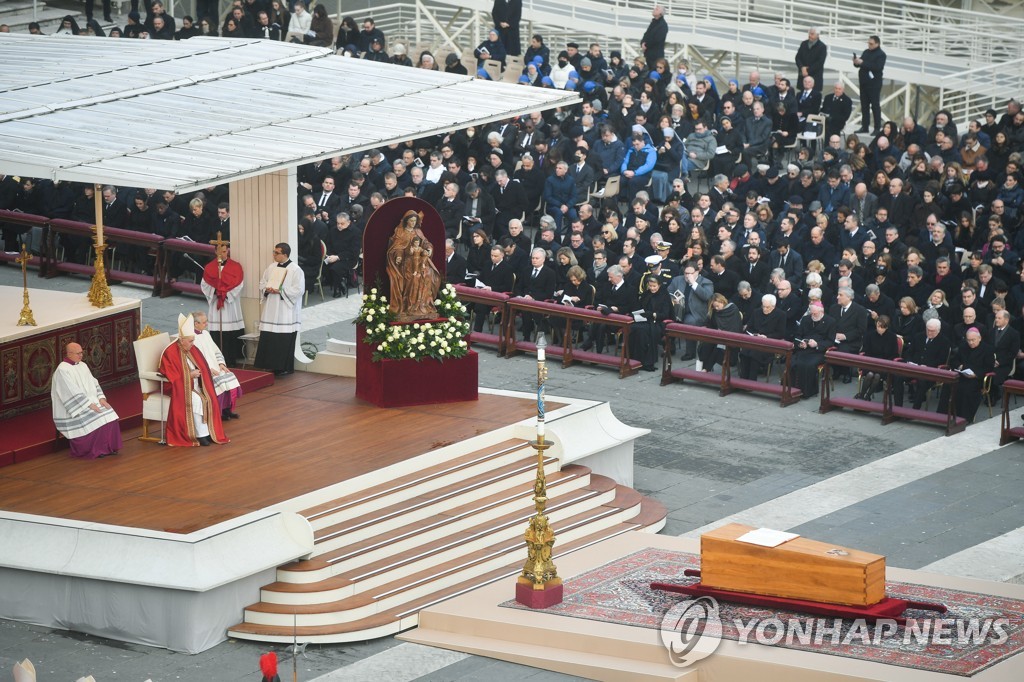 '전 교황' 베네딕토 16세 영면…'두 교황' 시대 10년만에 종료(종합3보)