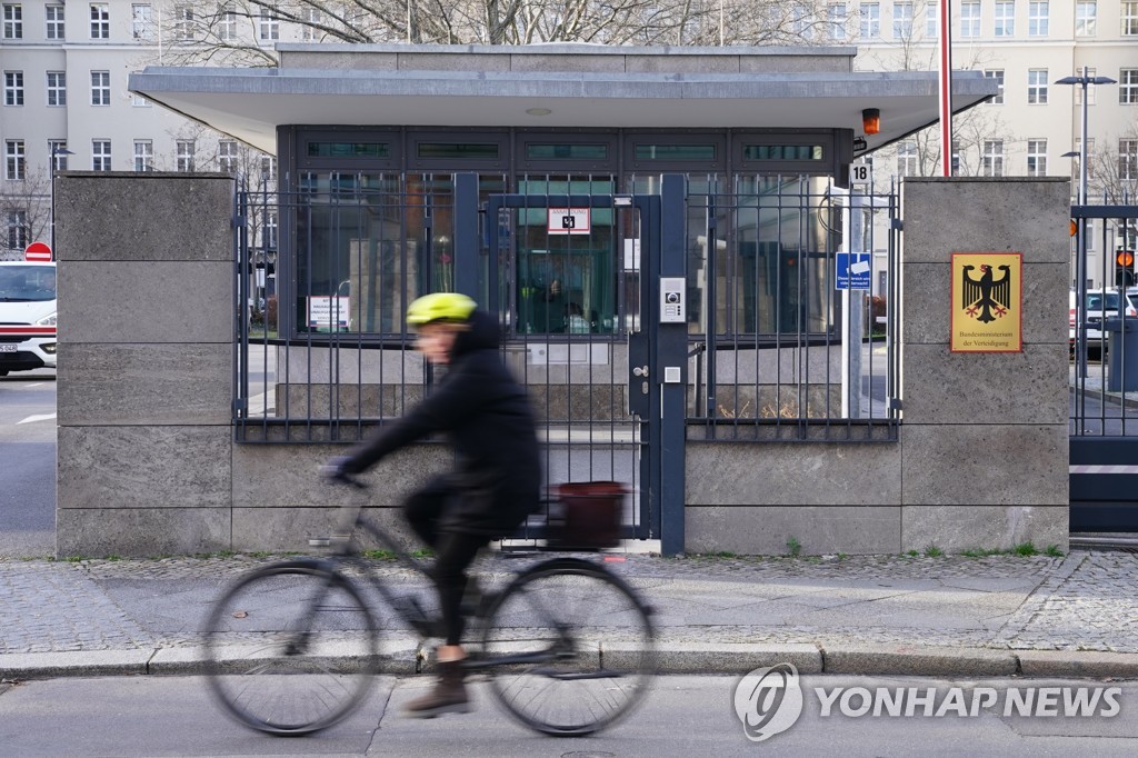 우크라전쟁중 폭죽속 새해인사…독일 국방장관 결국 사직