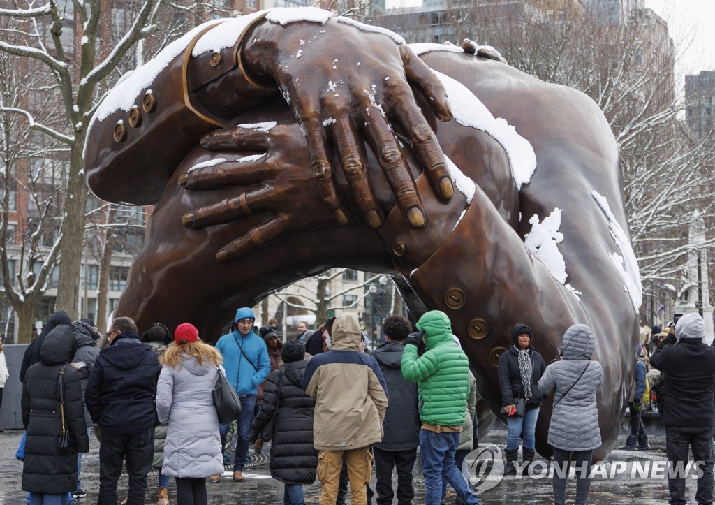 약간 난해했나…'외설 논란' 부른 마틴 루서 킹 부부 조형물