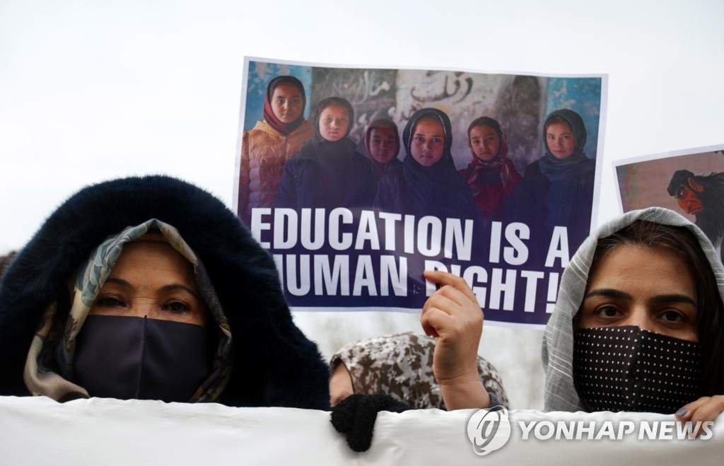 한술 더 뜬 탈레반 "여성은 대학 입학시험 응시 금지"