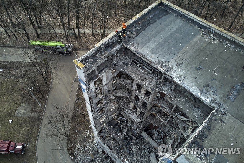 우크라 하르키우 아파트에 러 추정 미사일…"1명 사망"