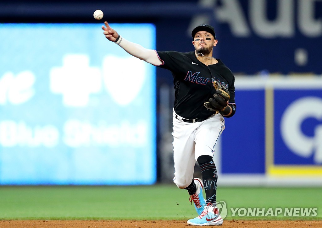 터너 놓친 MLB 다저스, 주전 유격수로 로하스 재영입