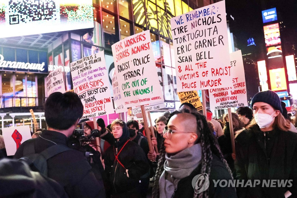 뉴욕 한복판서 경찰과 충돌…흑인 사망사건 항의시위자 3명 체포